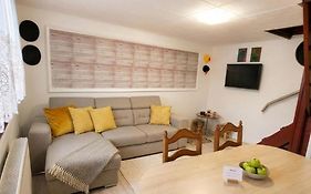 Charming Central Stay & Parking - 2 Bedroom House